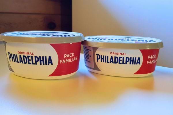 Deux pots de fromage à la crème Philadelphia.
