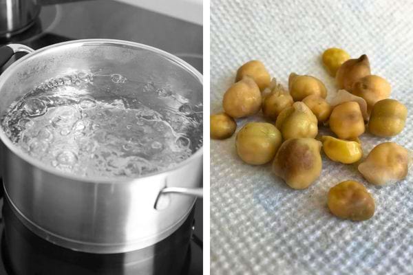 Une casserole d'eau bouillante et des pois chiches trempés sur un essuie-tout, prêts pour la cuisson.