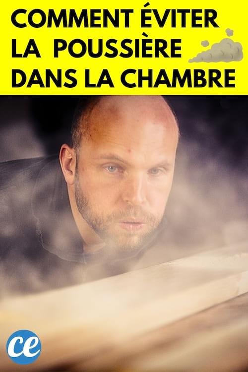 Un homme qui souffle de la poussière qui est sur une table de la chambre