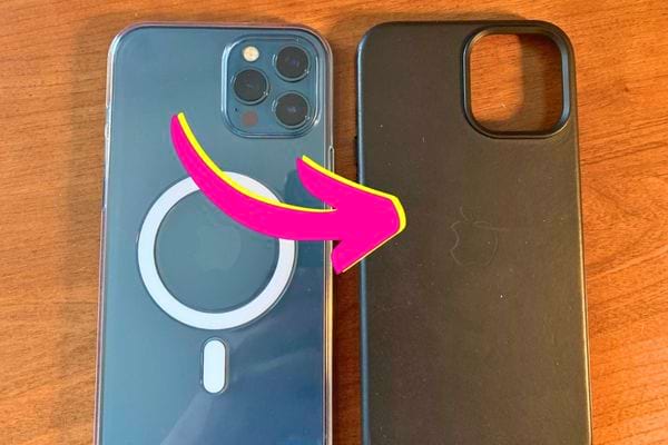 Un iPhone avec un protecteur MagSafe transparent à côté d'une coque noire. Une flèche rose indique la différence.