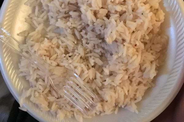 Assiette de riz avec une fourchette en plastique.