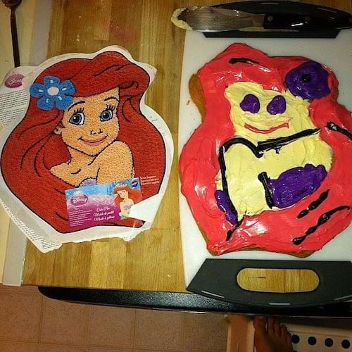 Deux gâteaux d'une sirène rousse. L'un est réussi, l'autre est déformé avec des couleurs erronées.