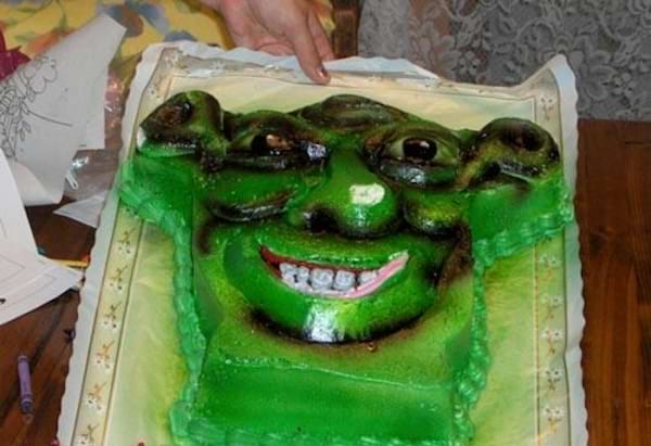 Deux gâteaux d'un ogre vert. L'un est correct, l'autre a des traits et des couleurs exagérés.