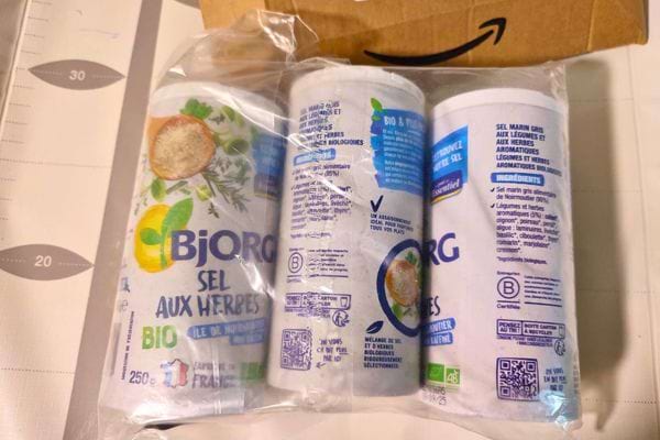 Trois bouteilles de gros sel marin bio avec herbes, produit de nettoyage énergétique naturel.