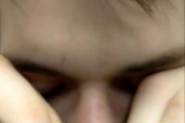 Un homme se frotte les yeux vigoureusement.