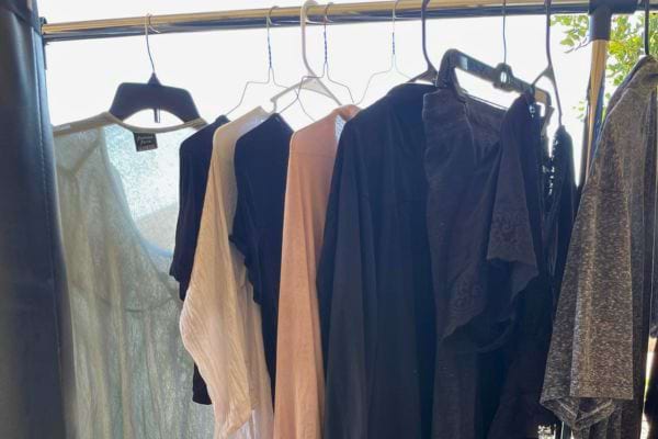 Vêtements sur cintres contre une fenêtre, la nuit peut amener une fraîcheur indésirable.