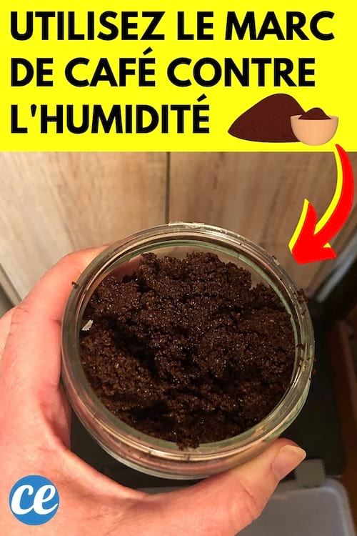 Du marc de café dans une coupelle pour enlever l'humidité 