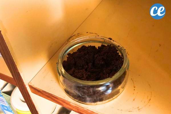 Tas de marc de café moulu, utilisé pour absorber l'humidité et réduire les mauvaises odeurs.