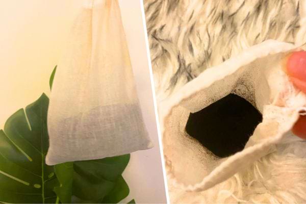 Sac en tissu de lin avec du marc de café, suspendu pour absorber l'humidité.