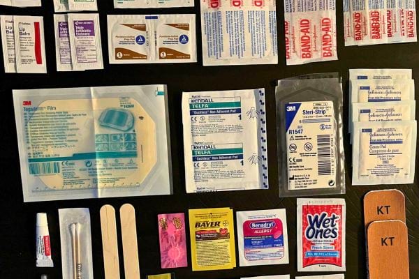 Un assortiment de pansements et de médicaments emballés individuellement.