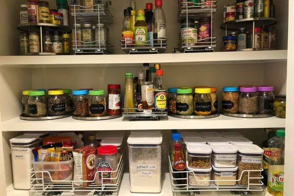 Étagère de cuisine avec épices et condiments.