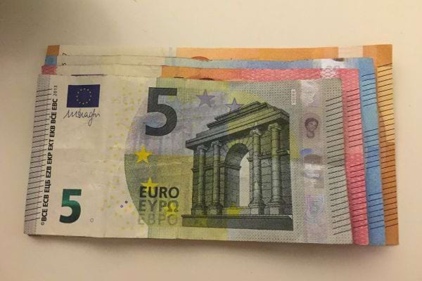 Eine Reihe von 5-Euro-Scheinen, die eine Folge unerwarteter Gewinne darstellen.