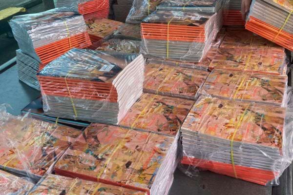 Plusieurs magazines empilés sur une surface.