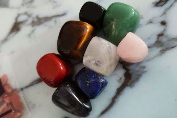 Un assortiment de pierres précieuses polies de différentes couleurs, pour harmoniser l'énergie environnante.