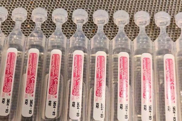 Plusieurs flacons de solution saline.