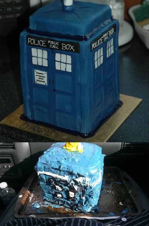 Gâteau TARDIS soigné à gauche, version ratée qui semble écrasée à droite.