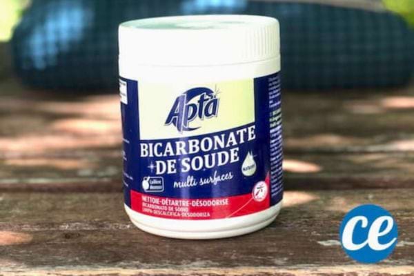 Pot de bicarbonate de soude de la marque "Apta" posé sur une surface extérieure