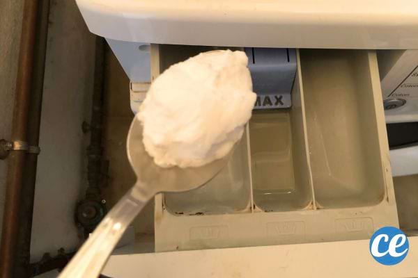 une cuillère à soupe de bicarbonate de soude dans la machine à laver