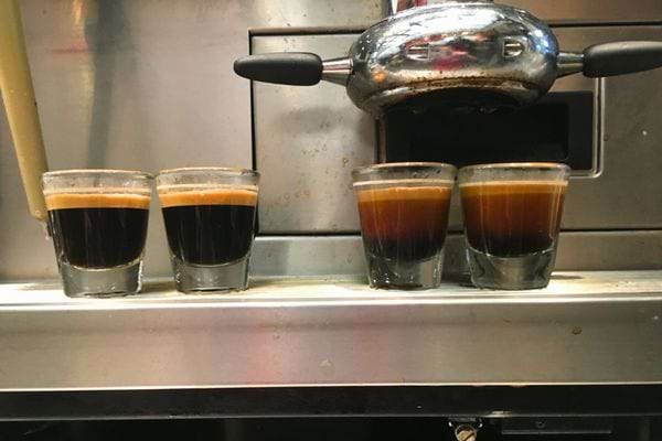Vier Tassen Espressokaffee.