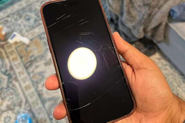 Un téléphone avec des rayures reflétant une lumière vive, montrant un effet visuel des rayures.