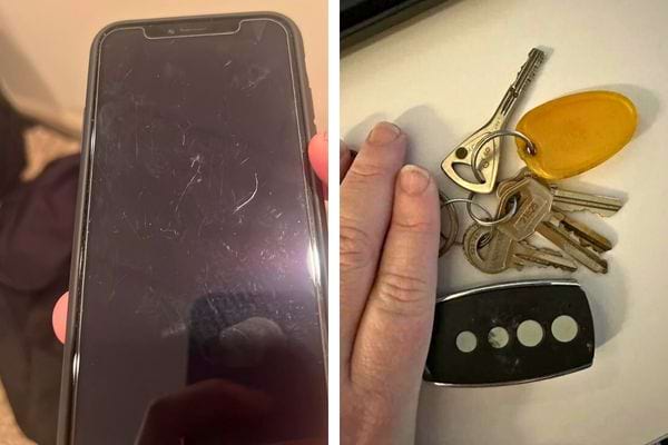 Un téléphone rayé à côté d'un trousseau de clés, suggérant une cause potentielle des rayures.