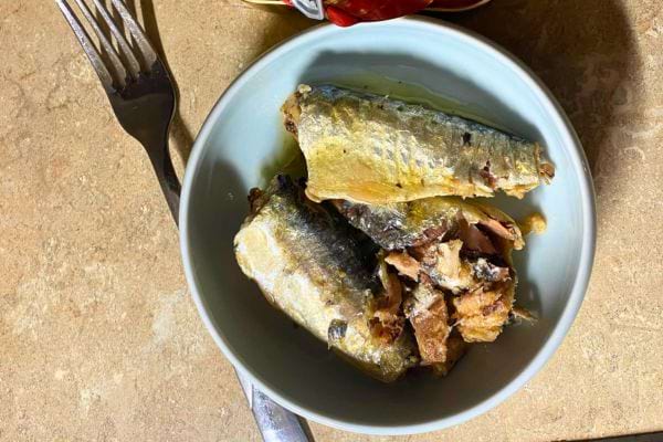 Sardines en boîte servies dans un bol.