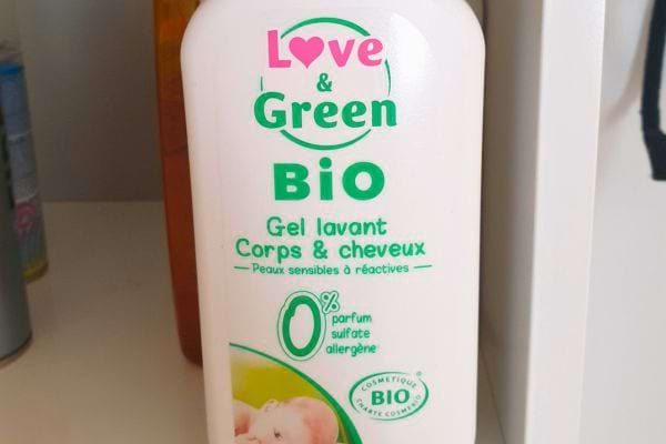 Flacon de gel lavant bio pour bébé.