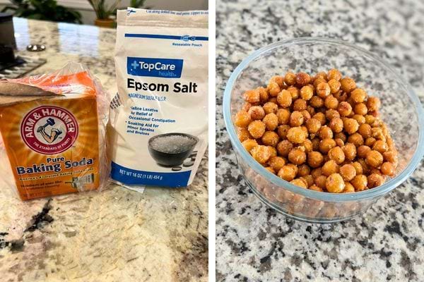 Un paquet de bicarbonate de soude et de sel d'Epsom à côté d'un bol de pois chiches recouverts de sel et d'épices.