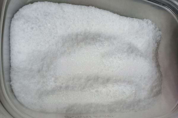 Sel fin dans une barquette plastique.