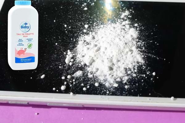 De la poudre de talc sur un écran de téléphone pour retirer les rayures
