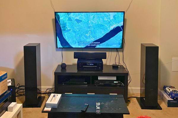 Une télévision à écran plat avec des enceintes de chaque côté, sans antenne ni câble internet visibles.