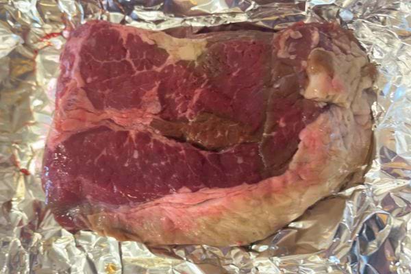 Pièce de viande crue sur de l'aluminium.