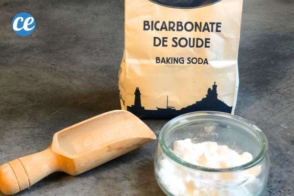 Bicarbonate de soude dans un sac avec une cuillère en bois, ingrédient de dégraissant efficace.