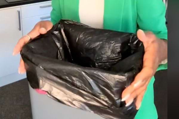 un sac poubelle bien mis sur la poubelle