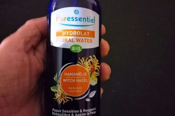 Bouteille d'eau florale d'hamamélis biologique.