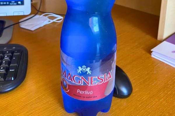 Une bouteille d'eau minérale riche en magnésium, utile contre la constipation.