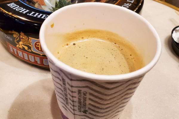 Un gobelet de café, qui peut avoir un effet laxatif léger.