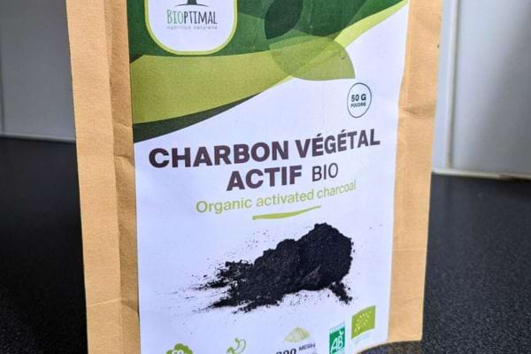 Paquet de charbon végétal actif avec étiquette en français.