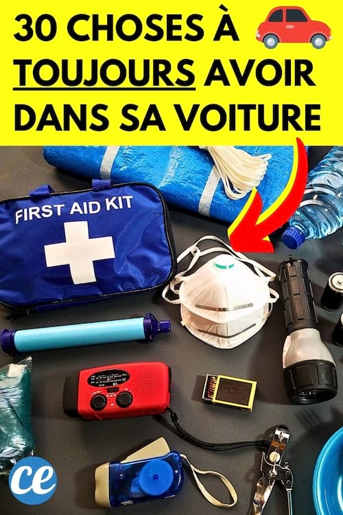 un coffre de voiture avec des choses indispensables à avoir en cas d'urgence