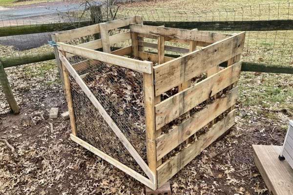 Composteur en bois à l'extérieur.