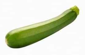 Une courgette verte allongée.
