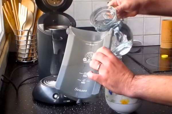 eau versée dans le réservoir machine à café senseo pour finir le détartrage