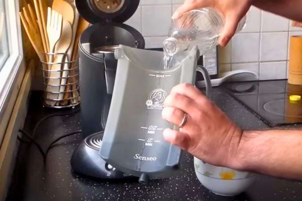 Du vinaigre blanc versé dans le réservoir de la Senseo