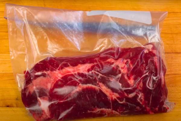 un morceau de viande emballée sous vide sans machine