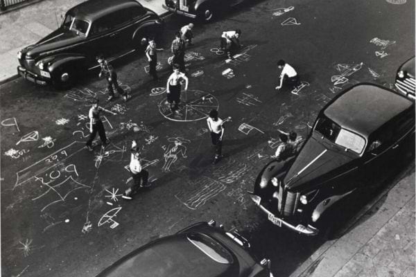 Jeux d'enfants dans une rue des années 50