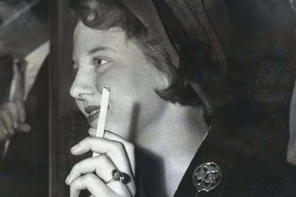 Femme élégante des années 50 fumant