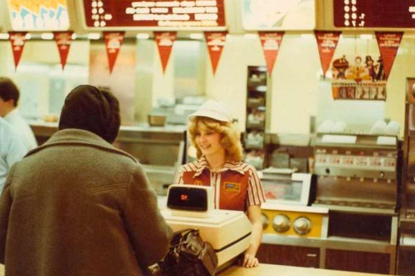 Employée de fast-food souriante des années 70