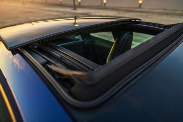 Vue du ciel à travers un toit ouvrant de voiture ouvert.