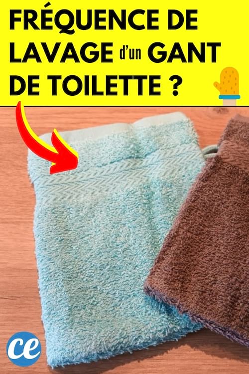 Un gant de toilette bleu sur la table en bois qui doit être lavé car il est sale