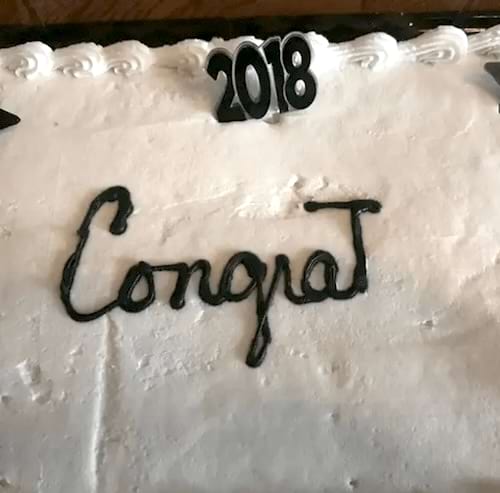 Un gâteau de félicitations pour 2018, avec un lettrage maladroit.